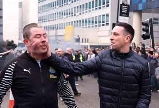 Torcedor do Newcastle sofre agressão antes da partida da Premier League no St James’ Park –
