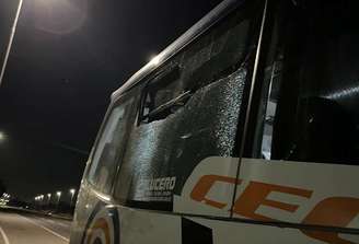 Fotos mostram ônibus com vidros quebrados –