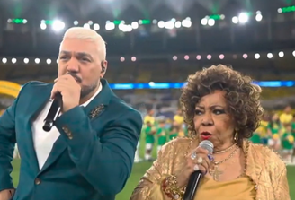Falha em execução do Hino Nacional por Belo e Alcione em jogo do Brasil viraliza: 'Gostaram?'