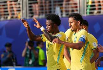 Vini Jr e Marquinhos com camisa da seleção