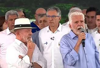 Jaques Wagner discursa ao lado de Lula em Salvador