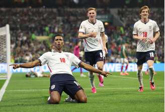 Jude Bellingham comemora gol da Inglaterra
