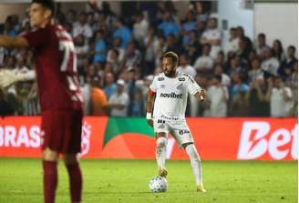 Neymar em campo no duelo entre Santos e Remo pelas oitavas de final da Copa do Brasil