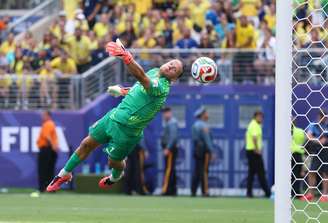 Orjan Nyland, goleiro da noruega, durante defesa que evitou um gol contra na partida contra o Brasil, pelas oitavas de final da Copa do Mundo de 2026 - 