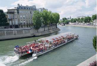 As embarcações desempenham papel importante no transporte, na pesca, no comércio e no lazer em diferentes partes do mundo. Também fazem parte do turismo em diversas cidades. Em Paris, por exemplo, passeios de barco pelo Rio Sena oferecem uma maneira diferente de conhecer a capital francesa.