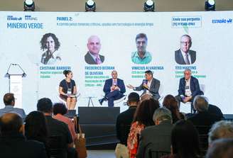 Painel Fórum Estadão - Minério Verde, evento promovido pelo jornal O Estado de S. Paulo, em São Paulo; (da esq. para dir.) Cristiane Barbieri, mediadora, Frederico Bedran de Oliveira, diretor executivo da Associação de Minerais Críticos (AMC), Vinicius Alvarenga, CEO da Companhia Brasileira de Lítio, e Tito Martins, consultor sênior e conselheiro de empresas