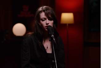Violet Grohl apresenta versão intimista de "High" do The Cure; veja