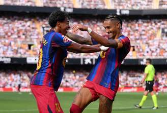 Ao lado de Yamal, Raphinha festeja seu gol na fácil vitória do Barça diante do Valencia –