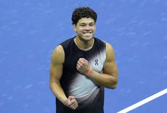 Ben Shelton comemora ao vencer a semifinal do US Open contra Frances Tiafoe
11 de setembro de 2026 REUTERS/Eduardo Munoz