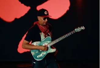 Tom Morello lança novo disco solo e apresenta colaboração potente com o trio KNEECAP