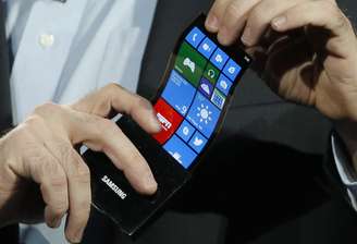 Executivo da Microsoft demonstra smartphone com display OLED flexível da Samsung. Considerada como o futuro das telas de aparelhos de consumo, a tecnologia OLED é mais eficiente no consumo de energia e oferece imagens com contraste maior que as telas de cristal líquido (LCD). Leia mais: 