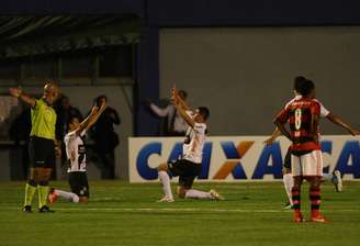 Jogadores da Ponte Preta comemoram gol de William, que iniciou o triunfo sobre o Flamengo pela segunda rodada do Campeonato Brasileiro