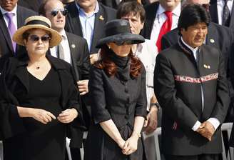 <p>Cristina Kirchner (centro) acompanha a missa do Papa ao lado da presidente Dilma e do boliviano Evo Morales</p>