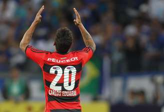 <p>Carlos Eduardo aproveitou falha de Dedé e marcou o gol do Flamengo</p>
