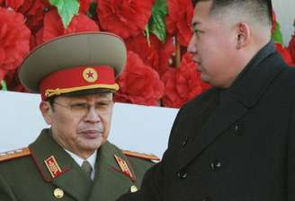 <p>Kim Jong-un (dir.) passa por seu tio Jang Song-Thaek durante parade militar em fevereiro de 2012</p>