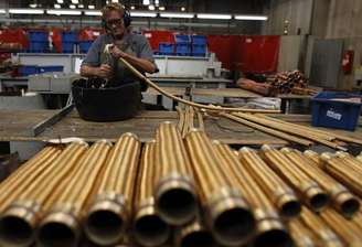 <p>Funcionário verifica um cano de cobre na metalúrgica SPTF em São Paulo</p>