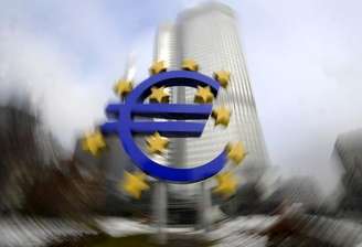 <p>Uma escultura do símbolo do euro fotografada em frente à sede do Banco Central Europeu, em Frankfurt; Eurostat informou que a economia dos 18 países que compartilharam o euro cresceu 0,3% na base trimestral nos três primeiros meses de 2014, em vez de 0,2%</p>