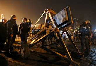 Manifestantes antigoverno discutem próximos a uma catapulta improvisada na Praça da Independência, em Kiev