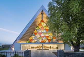 <p>Com linhas elegantes e usando materiais inusitados, como papel, o japonês Shigeru Ban recebeu o Prêmio Pritzker de 2014, considerado o Nobel da arquitetura. Uma de suas obras mais impressionantes é esta catedral, feita com tubos de papelão</p>