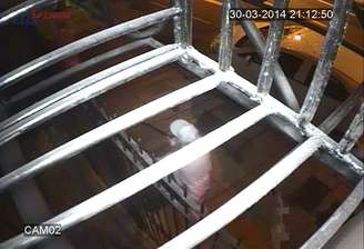 <p>Na imagem de uma câmera da segurança, o suspeito parece estar empurrando um carrinho de mão</p>