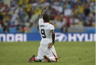 Joel Campbell se ajoelha no gramado para comemorar o gol de empate costarriquenho