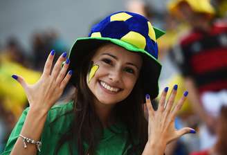 <p>Com as unhas e o rosto pintado, torcedora brasileira acompanhou Irã e Nigéria em Curitiba</p>