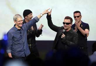 Membros da banda ao lado do CEO da Apple, Tim Cook, no anúncio oficial do novo disco