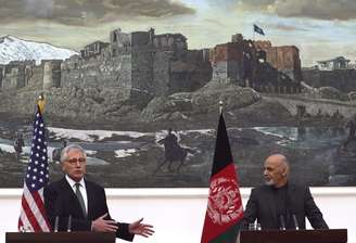 <p>O secretário de defesa americano discursa ao lado do presidente afegão neste sábado</p>