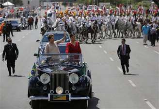 <p>Dilma Rousseff desfila ao lado da filha em Rolls Royce presidencial durante cerimônia de posse</p>