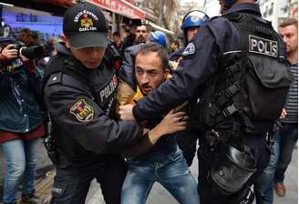 <p>Polícia prende um manifestante durante protesto em Ancara, em 11 de março</p>