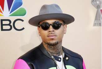 Cantor Chris Brown posa durante premiação em Los Angeles