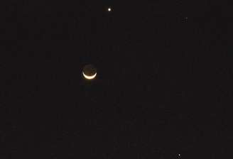Na foto, é possível ver o trapézio formado pela Lua, Vênus, Júpiter e a estrela Régulus