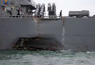 Avaria no casco do destróier de mísseis teleguiados USS John S. McCain