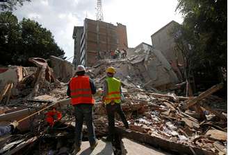 Processo de busca por sobreviventes em destroços de prédio que desmoronou após terremoto na Cidade do México, México 19/09/2017 REUTERS/Carlos Jasso