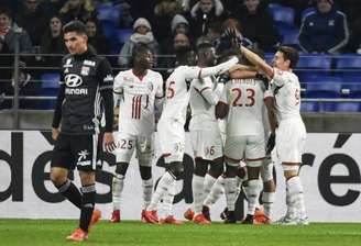 Jogadores do Lille comemoram gol de Thiago Mendes (Foto: Philippe Desmazes / AFP)