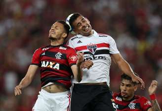 Diego Souza, do São Paulo, e Rene, do Flamengo, disputam bola em partida que terminou com vitória paulista