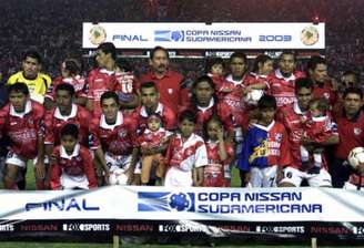 2003 - O Cienciano surpreendeu o River Plate na decisão daquele ano e ficou com a taça