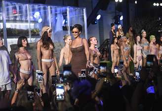 Rihanna entre as modelos no desfile de sua coleção de lingerie 