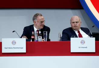 Presidente do Bayern de Munique , Uli Hoeness, e diretor-executivo, Karl-Heinz Rummenigge, durante reunião em Munique 24/11/2017 REUTERS/Michaela Rehle 