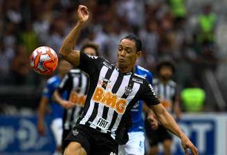 O jogador Ricardo Oliveira do Atlético Mineiro, durante partida contra a equipe do Cruzeiro, em jogo válido pela partida de ida da final do Campeonato Mineiro de 2019, realizado no Estádio do Mineirão, em Belo Horizonte, Minas Gerais, na tarde deste domingo (14).