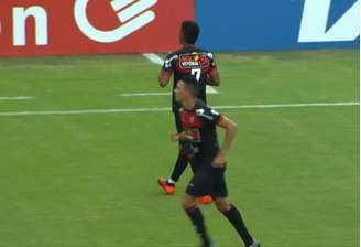 Ruan marcou os dois gols do triunfo do Vitória (Reprodução Premiere)