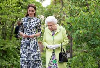 Rainha Elizabeth visita "De Volta à Natureza", ao lado da  princesa Kate, na Exposição de Flores de Chelsea, em Londres 20/5/2019 Geoff Pugh/Pool via REUTERS