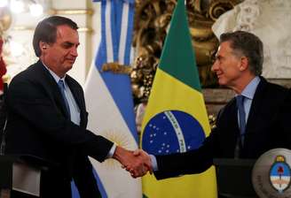 Presidentes Mauricio Macri, da Argentina, e Jair Bolsonaro se cumprimentam em Buenos Aires
06/06/2019
REUTERS/Agustin Marcarian