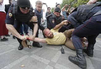 Policiais prendem manifestante durante protesto em apoio a jornalista em Moscou
12/06/2019
REUTERS/Maxim Shemetov