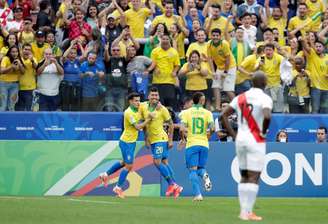 Na Arena Corinthians, torcida brasileira comemora gol de Roberto Firmino contra o Peru
