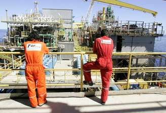 Funcionários em plataforma da Petrobras na Bacia de Campos, RJ 
21/04/2006
REUTERS/Bruno Domingos