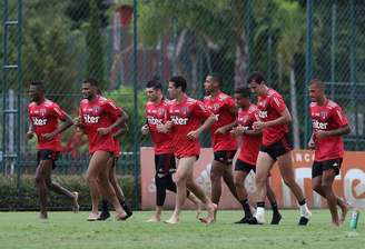 Jogadores do São Paulo correm no campo após o treino - FOTO: Rubens Chiri/saopaulofc.net