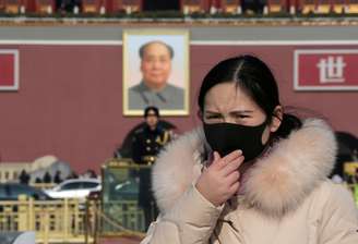 Mulher usa máscara de proteção na Praça da Paz Celestial, em Pequim
22/01/2020
REUTERS/Jason Lee