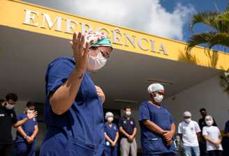 Profissionais de saúde rezam em frente a hospital em lhabela, lotoral de São Paulo
24/04/2020 REUTERS/Roosevelt Cassio