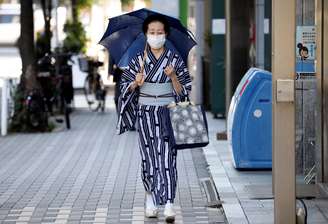 Mulher de quimono usa máscara de proteção em Tóquio
02/07/2020 REUTERS/Kim Kyung-Hoon